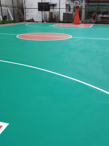 王五镇 球场长期使用易出现地面开裂